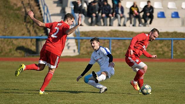 Zatímco fotbalisté Libčan (v červeném) se probojovali do finále, Kostelec nad Orlicí (v bílém) si o trofej nezahraje.