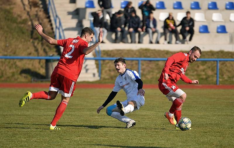 Zatímco fotbalisté Libčan (v červeném) se probojovali do finále, Kostelec nad Orlicí (v bílém) si o trofej nezahraje.