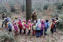 Zážitkový program lesní pedagogiky pro děti z mateřské školy v Městských lesích Hradec Králové.