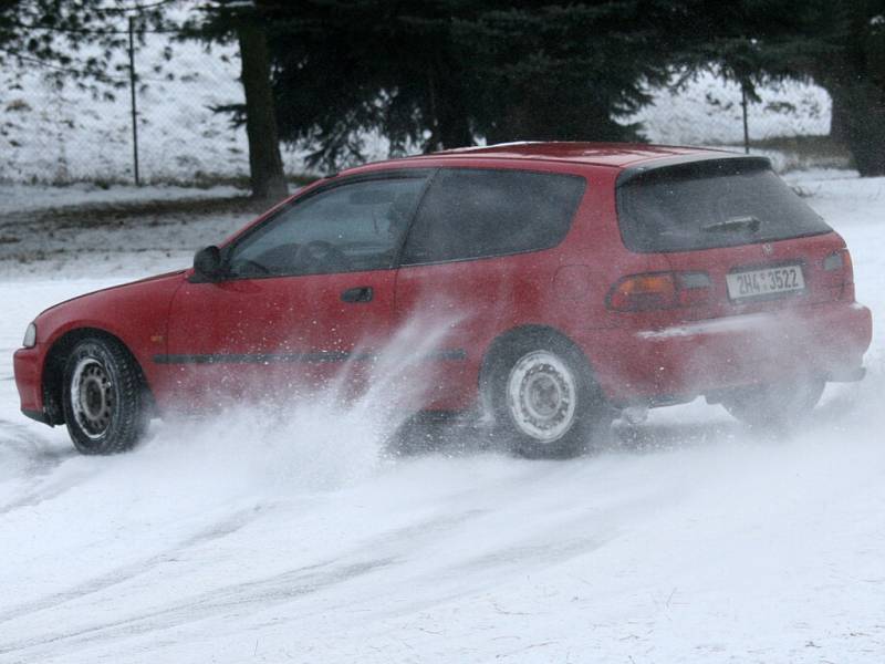 Zimní jízda automobilů na okruhu CzechRing na letišti v Hradci Králové.