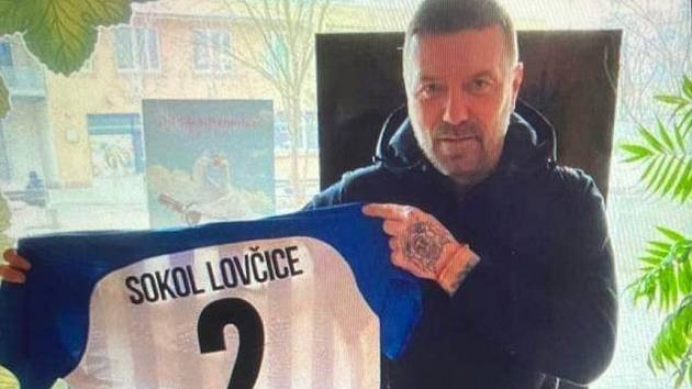 Tomáš Řepka před týdnem pózoval s dresem svého nového týmu Sokola Lovčice, ten ale v nejbližší době neoblékne, zůstává v Červených Janovicích.