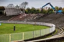 Demolicí západní tribuny de facto začíná proměna hradeckého fotbalového stadionu.