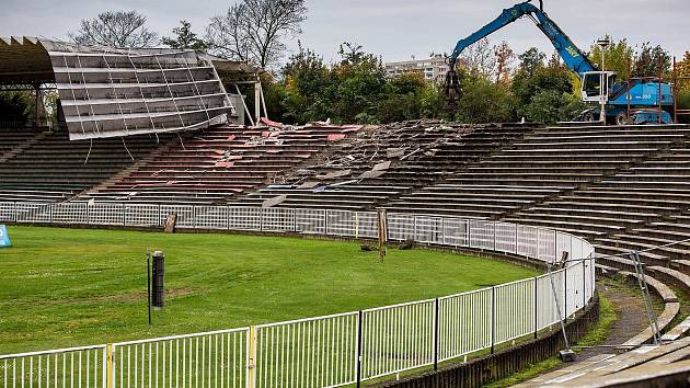 Demolicí západní tribuny de facto začíná proměna hradeckého fotbalového stadionu.