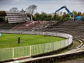 Demolicí západní tribuny de facto začíná proměna hradeckého fotbalového stadionu.