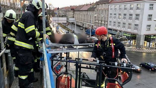 S transportem zraněné osoby z lešení na stavbě ve Střelecké ulici v Hradci Králové pomohli záchranářům ZZS KHK profesionální hasiči z centrální stanice.