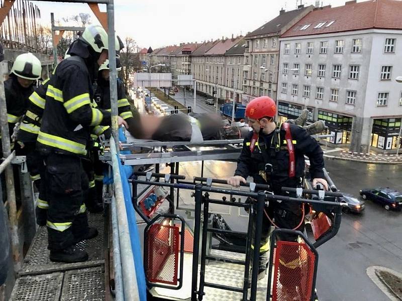 S transportem zraněné osoby z lešení na stavbě ve Střelecké ulici v Hradci Králové pomohli záchranářům ZZS KHK profesionální hasiči z centrální stanice.