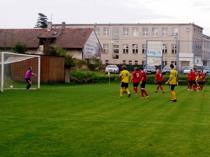 Krajská fotbalová I. B třída, skupina C: TJ Lokomotiva Hradec Králové - SK Smiřice.