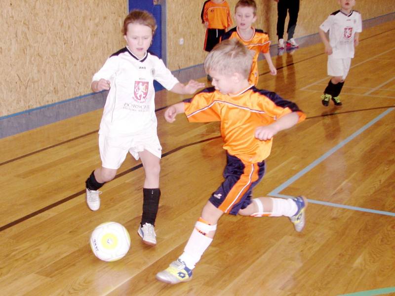 Turnaj fotbalových minipřípravek ve sportovní hale ve Vysoké nad Labem.