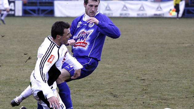 Ve fotbalové přípravě se střetly SK Kladno s Hradcem Králové (0:0). Na snímku kladenský Jan Procházka (v modrém) zastavuje útok votroků.