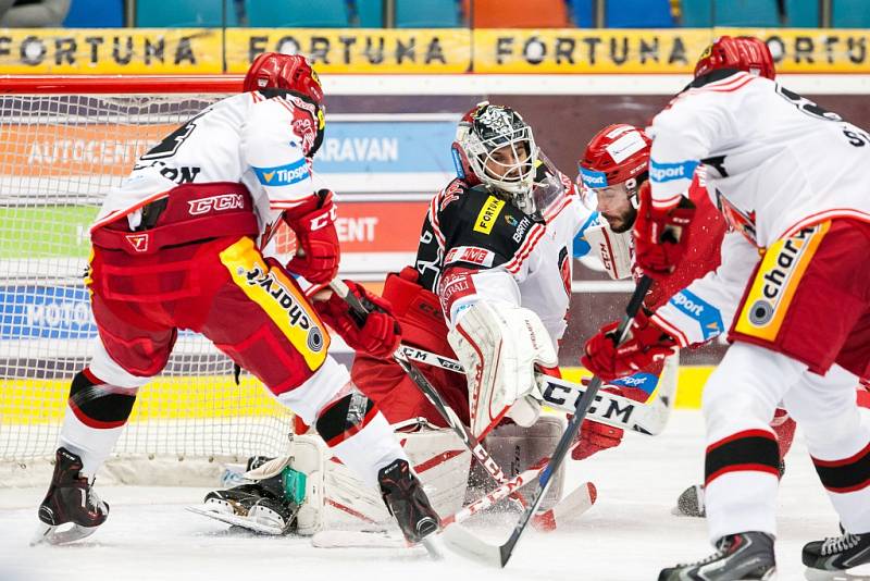 Hokejová extraliga: Mountfield HK - HC Oceláři Třinec.