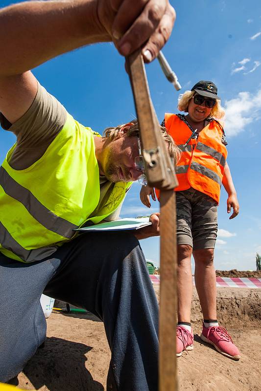 Vykopváky na stavbě dálnice D11.