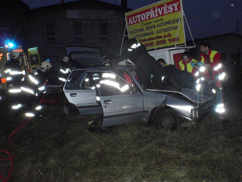 Řidička osobního vozidla Peugeot 309 z dosud nejasných příčin vjela u Třebechovic pod Orebem do protisměru a do příkopu. Vozidlo se zastavilo o další automobil s reklamní tabulí. 