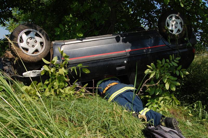 K dramaticky vyhlížející dopravní nehodě došlo v úterý 10. června na silnici mezi Hradcem Králové a Jičínem. Řidič peugeot dostal smyk, přejel do protisměru, narazil do stromu a auto se následně ještě převrátilo na střechu. Šofér vyvázl bez zranění. 