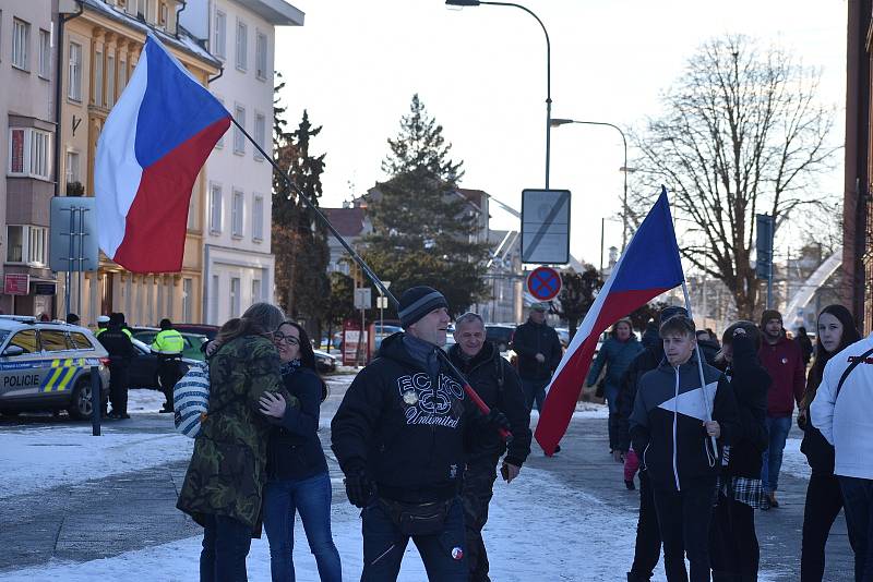 Volání po svobodě se v sobotu odpoledne neslo Hradcem Králové, kde se konala demonstrace odpůrců protiepidemických opatření. Na náměstí 28. října se jich odhadem sešlo více než šest stovek.