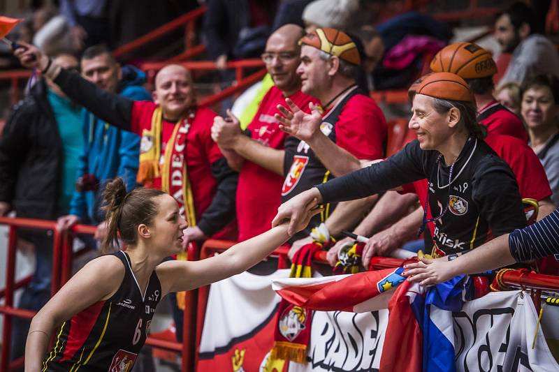 Stříbro hradeckých basketbalistek. Lvice prvenství neobhájily.