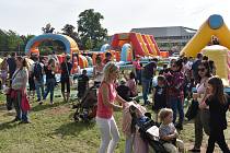 Hlavně pro rodiny s dětmi je Bezva Fest. Hradecké Šimkovy sady zaplnily atrakce, stánky, hry, ale i koncerty.