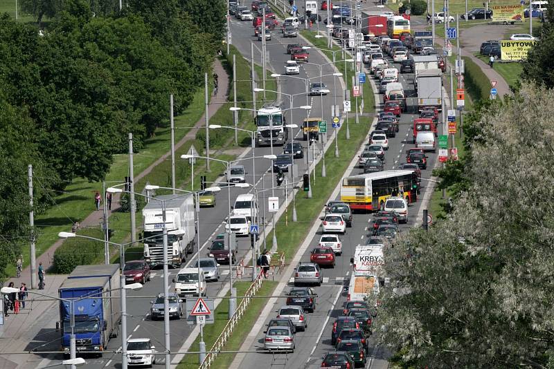 Hustý provoz na silničním okruhu poblíž Fakultní nemocnice Hradec Králové.