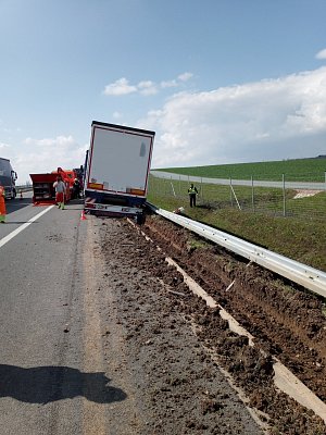 Nehoda kamionu na D11 u Smiřic.