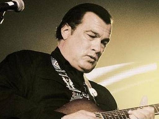 Steven Seagal jako hudebník.