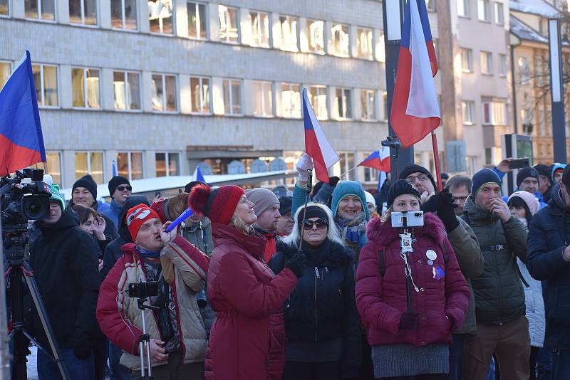 Volání po svobodě se v sobotu odpoledne neslo Hradcem Králové, kde se konala demonstrace odpůrců protiepidemických opatření. Na náměstí 28. října se jich odhadem sešlo více než šest stovek.