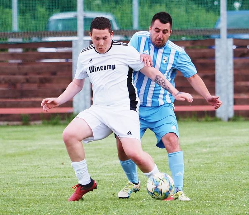 Šlágr III. třídy Sendražice (v bílém) vs. Nový Hradec Králové B (2:2).