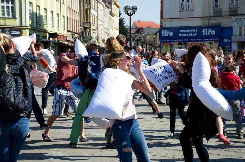 Masarykovo náměstí bylo v sobotu svědkem druhého ročníku hromadné polštářové bitvy