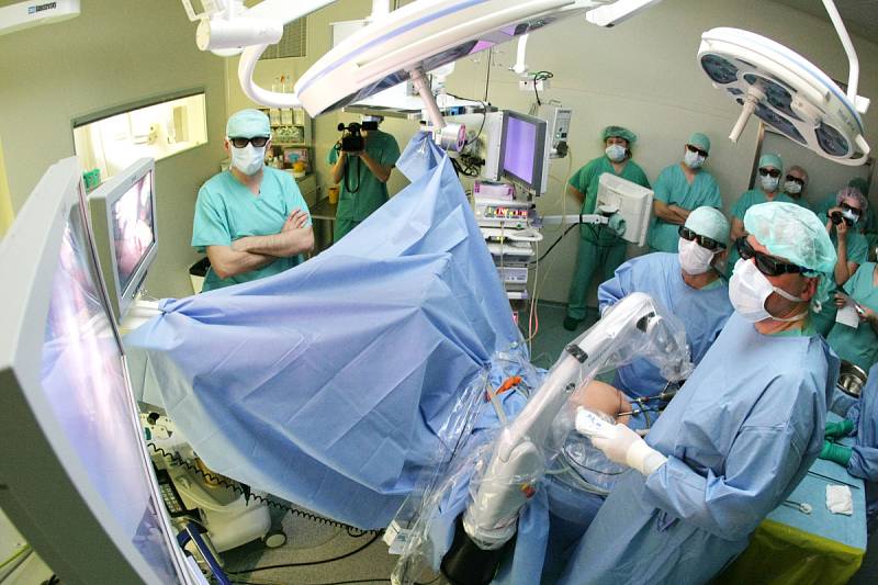 První unikátní operace žlučníku za využití full HD 3D laparoskopu ve Fakultní nemocnici Hradec Králové.