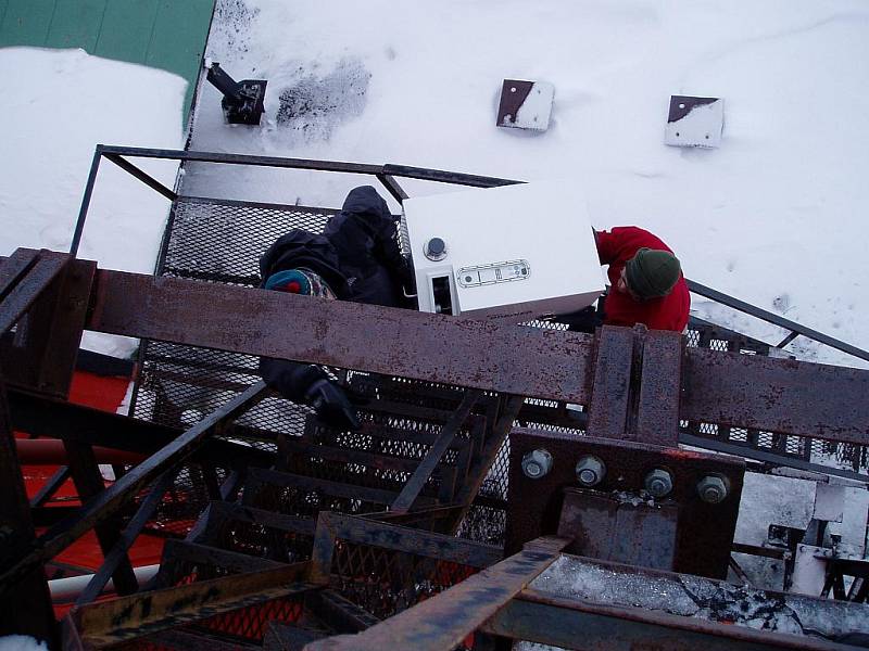 Služební cesta zavedla Michala Janoucha z hradecké Solární a ozonové laboratoře Českého hydrometeorolo­gického ústavu na argentinskou základnu Marambio v Antarktidě.