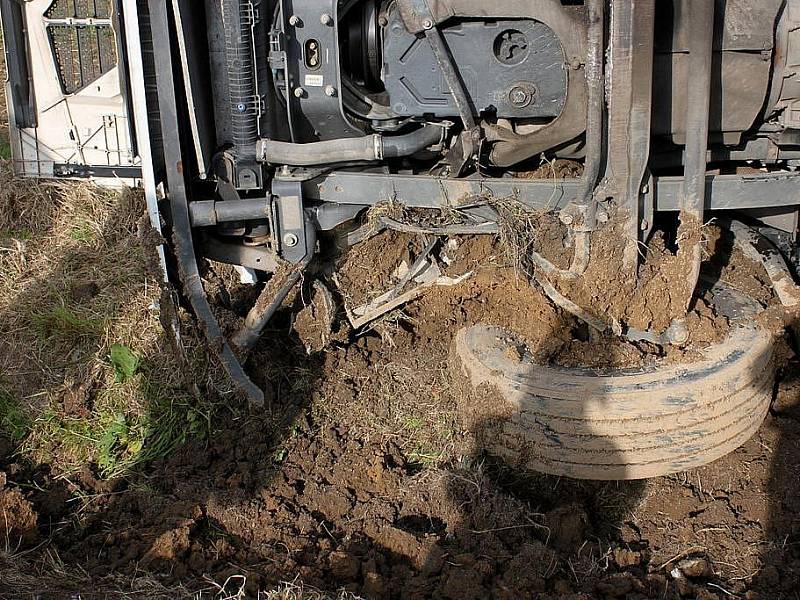 Na silnici I/43 u Opatova havaroval v pondělí po deváté hodině ráno řidič s kamionem. Šofér zřejmě najel s vozidlem na krajnici a ta se pod ním utrhla. Automobil skončil mimo vozovku převrácený na bok. 