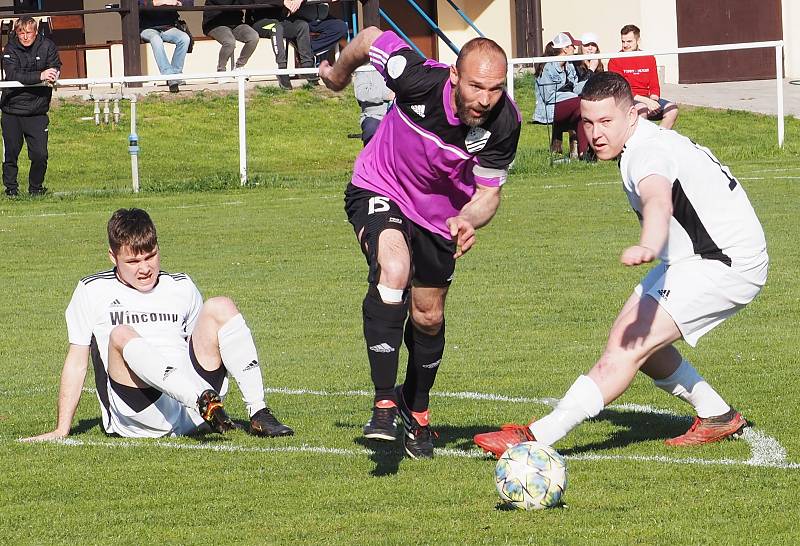 ŠLÁGR „TROJKY“. Fotbalisté Sendražic (v bílém) v souboji prvního se třetím mužstvem tabulky porazili Probluz 3:0.