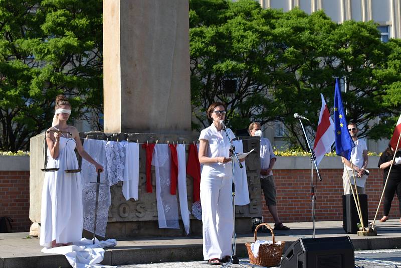 Oproti poslední demonstraci přišlo v úterý o desítky lidí méně.