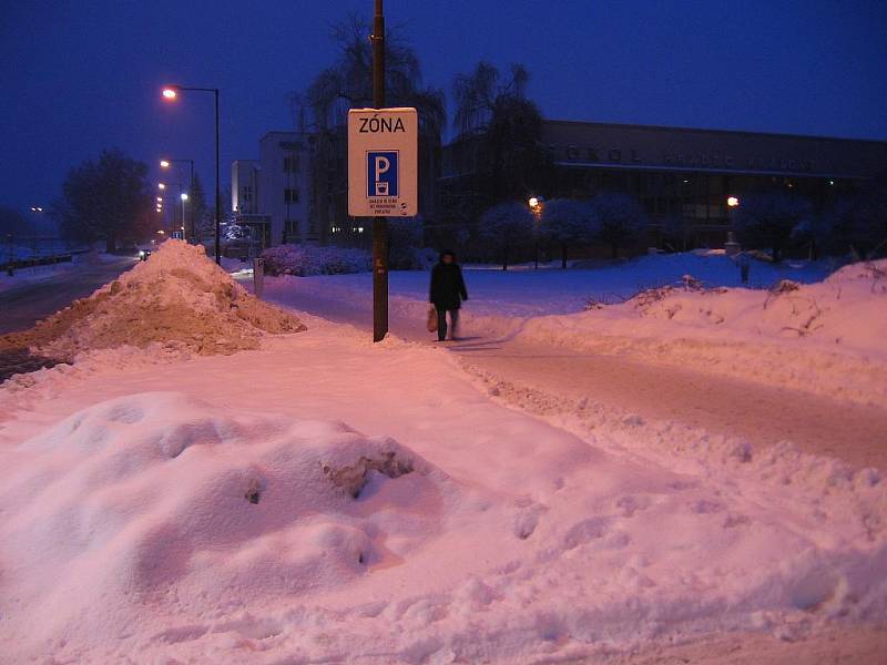 Hradec Králové pod sněhem, úterý 12. ledna 2010.