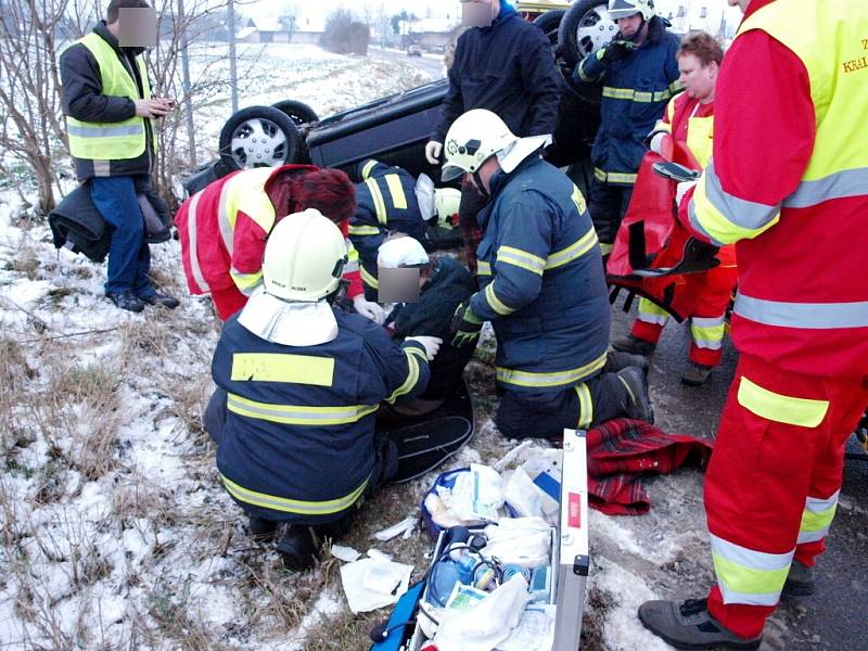 Havárie osobního automobilu mezi chlumeckou částí Kladruby a obcí Lučice.