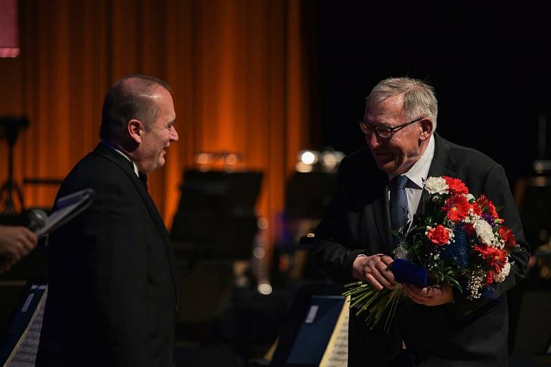 Slavnostní večer se uskutečnil ve Filharmonii Hradec Králové. 