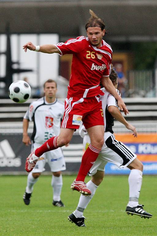 FC Hradec Králové : Dukla Praha. Zleva David Mikula a hradecký Tomáš Rezek.