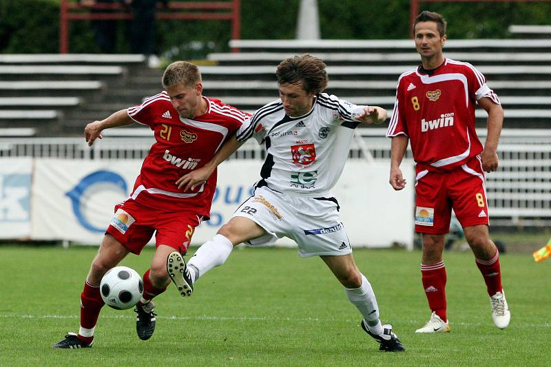 FC Hradec Králové : Dukla Praha. Zleva Jan Svatonský a hradecký Tomáš Rezek.