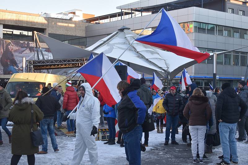 Volání po svobodě se v sobotu odpoledne neslo Hradcem Králové, kde se konala demonstrace odpůrců protiepidemických opatření. Na náměstí 28. října se jich odhadem sešlo více než šest stovek.