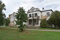 Škroupův dům v Osicích na Hradecku chátrá už desítky let.