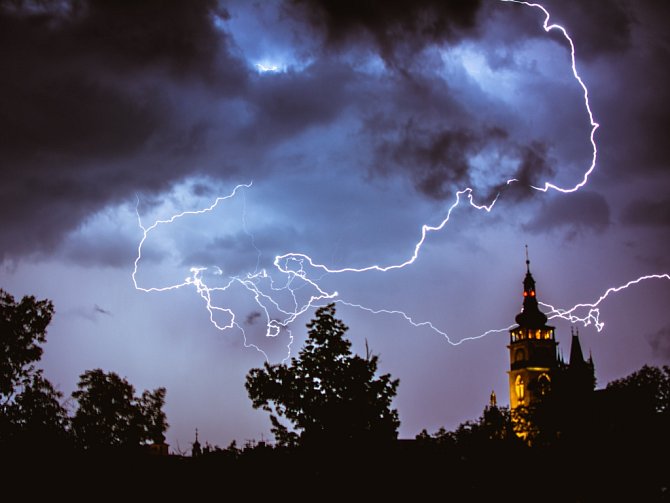 Noční bouře nad Hradcem Králové.