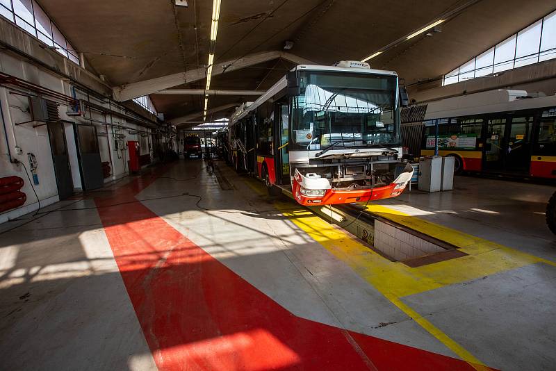 Čištění autobusu v Dopravním podniku Hradec Králové