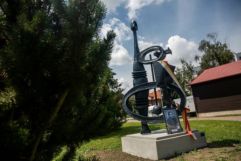 Slavnostní odhalení sochy dlouhý široký a bystrozraký u divadla Drak v Hradci Králové