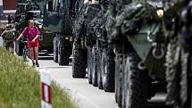 Konvoj americké armády projíždí Českou republikou - zachycen na hraničním přechodu v Náchodě.