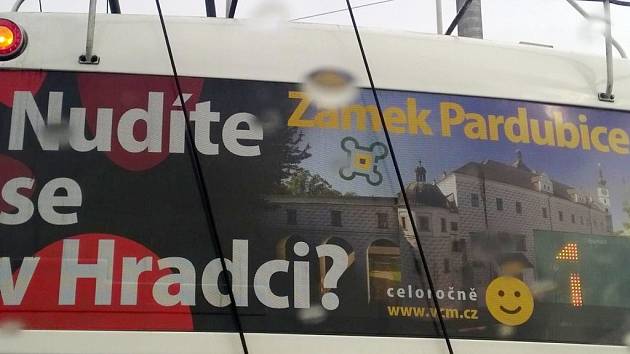 Kontroverzní reklama "Nudíte se v Hradci? Zámek Pardubice!!!" na trolejbusu královéhradecké MHD.