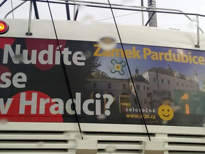 Kontroverzní reklama "Nudíte se v Hradci? Zámek Pardubice!!!" na trolejbusu královéhradecké MHD.