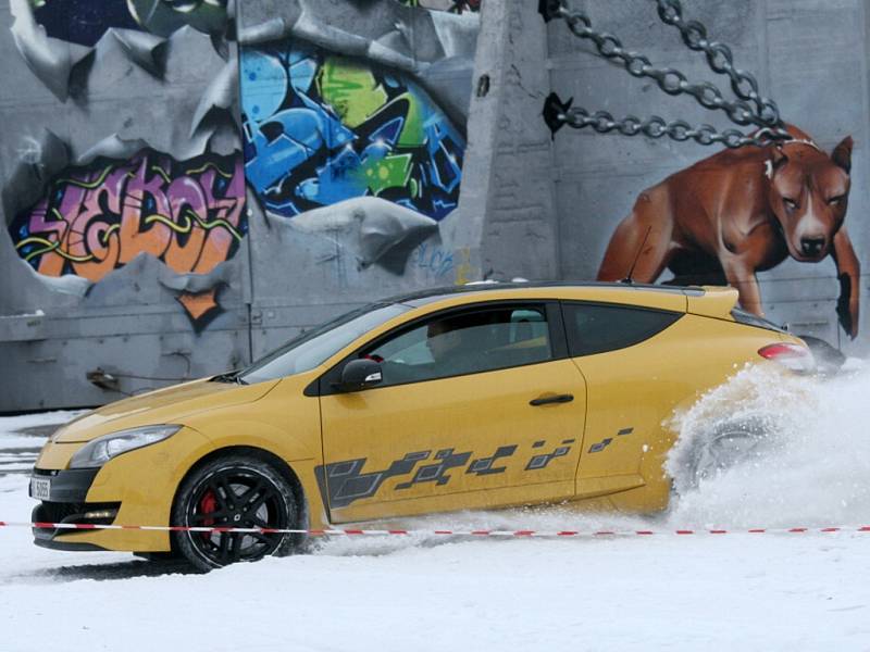 Zimní jízda automobilů na okruhu CzechRing na letišti v Hradci Králové.