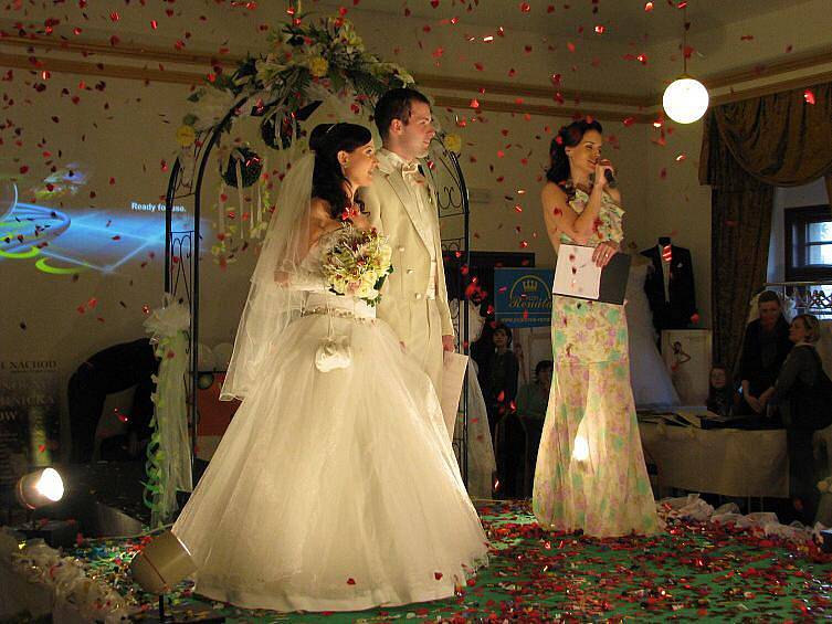 Své "ano" si na hradeckém svatebním veletrhu řekli Jiří a Marie Petrovičtí (leden 2011).