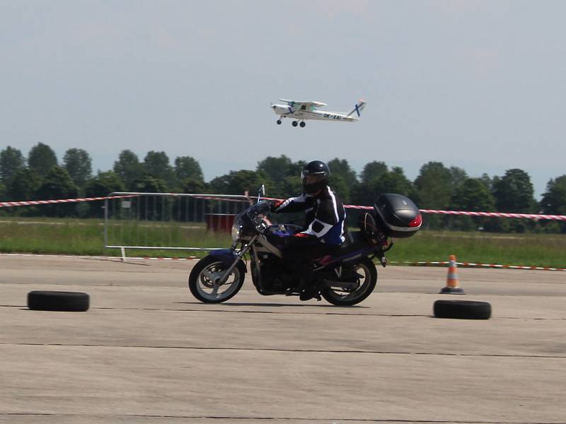 Téměř dvě stovky motorkářek a motorkářů se v sobotu zúčastnily celorepublikové preventivní kampaně Začněme spolu aneb Kolama dolů.