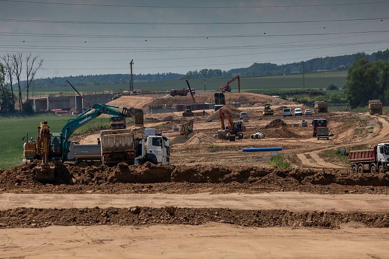 Stavba dálnice D11 v úseku od Hradce Králové do Hořenic u Jaroměře v plném proudu.