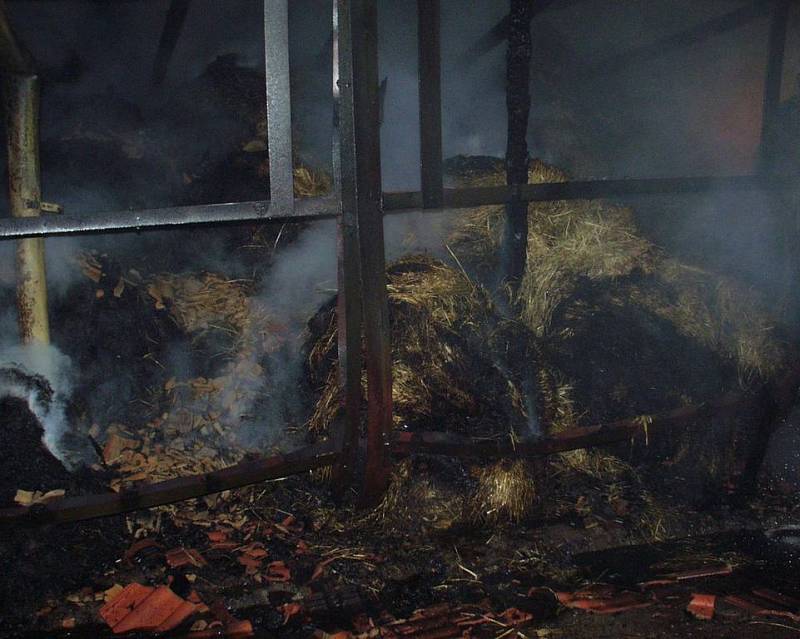 Požár skladovací haly ve Skřivanech na Hradecku.