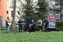 Koncert romské kapely Terne Čhave ve vnitroblocích v centru Hradce Králové.
